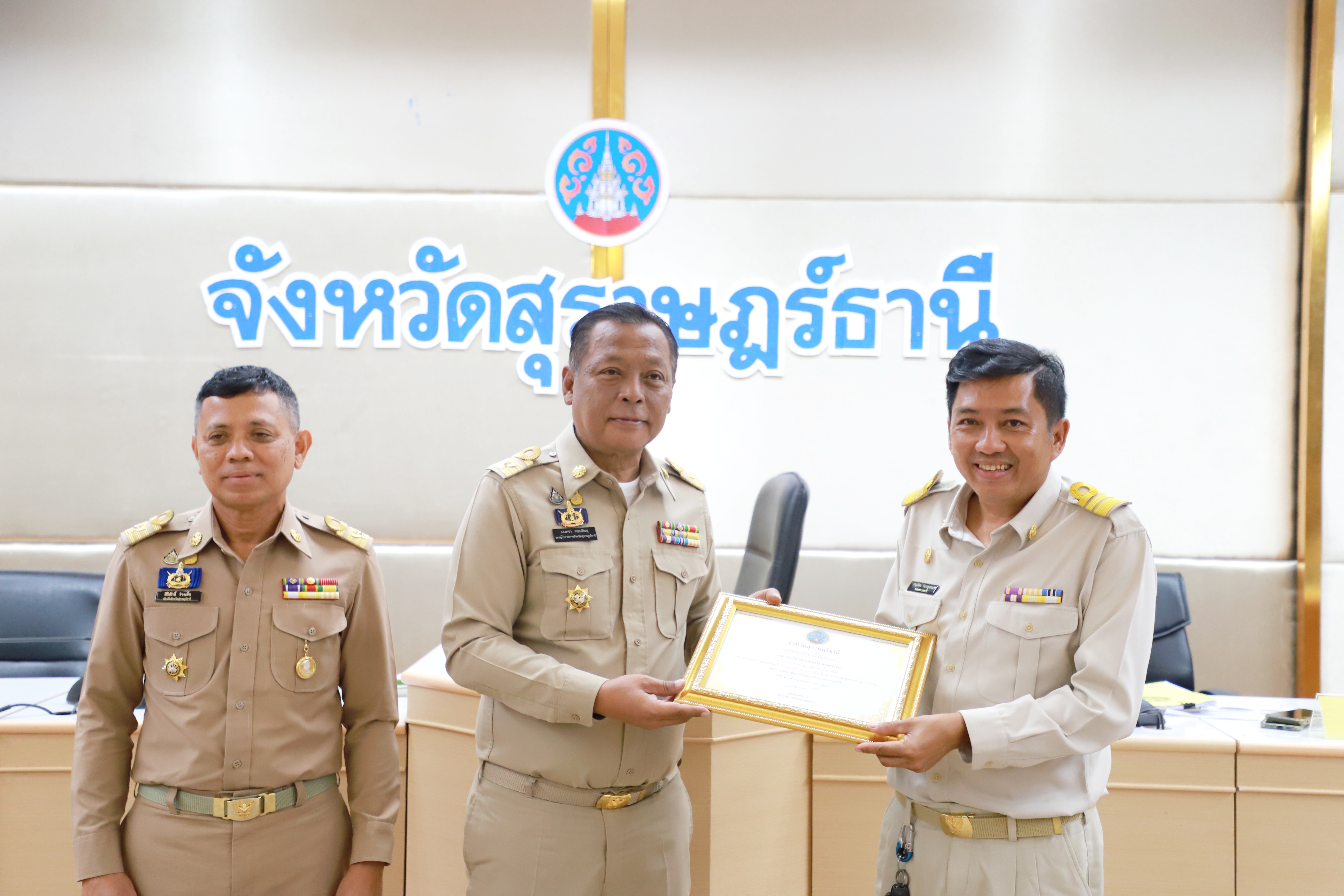 รับมอบเกียรติบัตร ขับเคลื่อนถังขยะเปียกลดโลกร้อน 100%
